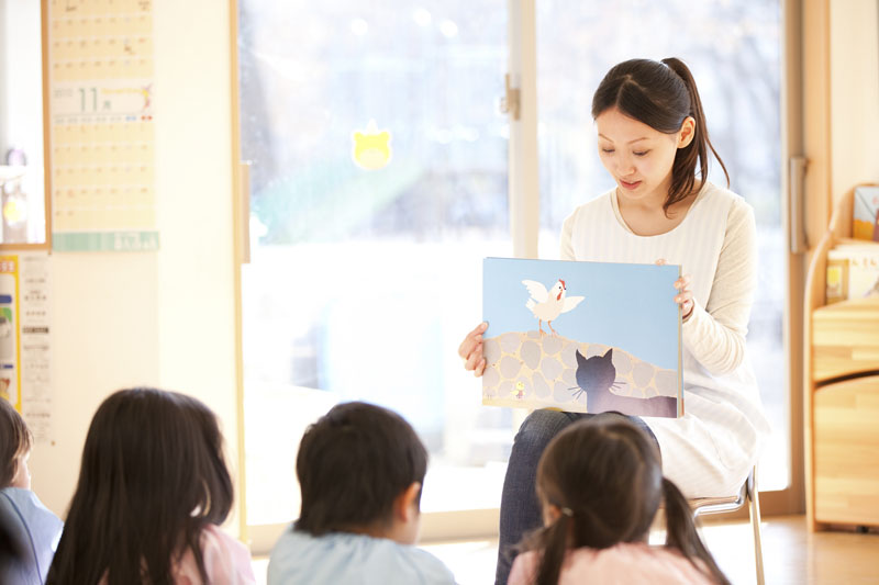 守谷慶友病院の「つくし保育園」は、家庭的な保育を心がけ、家族が安心して子どもを預けられる院内保育園です。